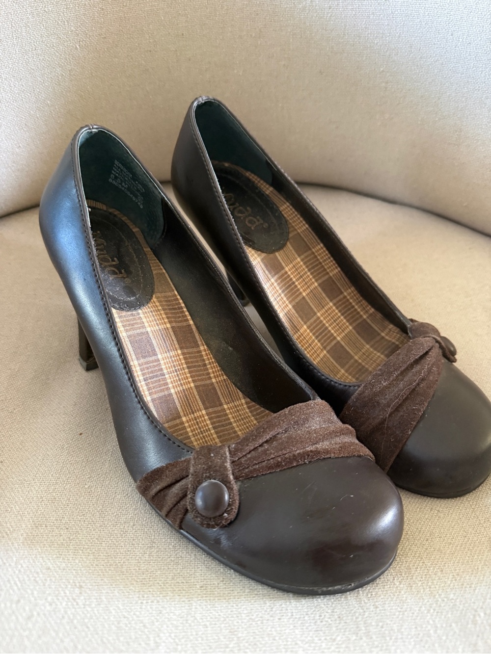 Women's Brown Button Accent Leather Pumps - Picture 7 of 9